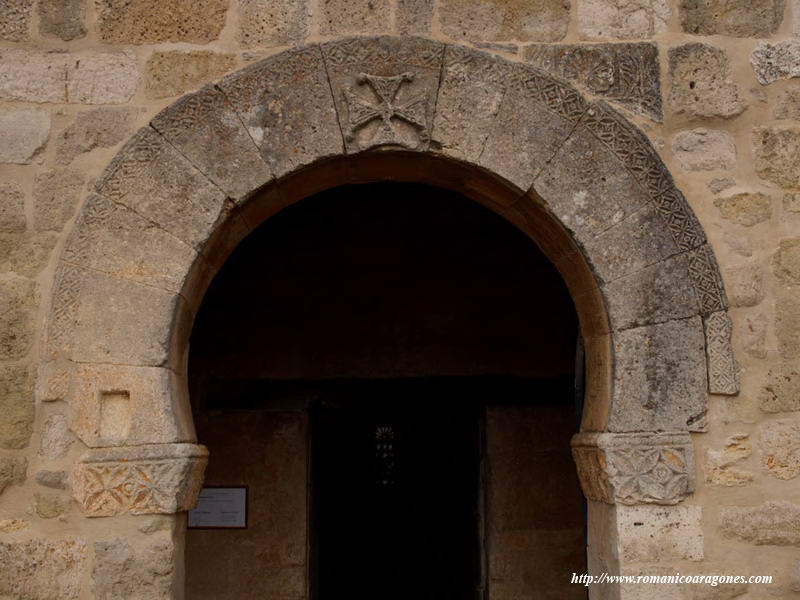 DETALLE DEL ARCO DE HERRADURA VISIGTICO